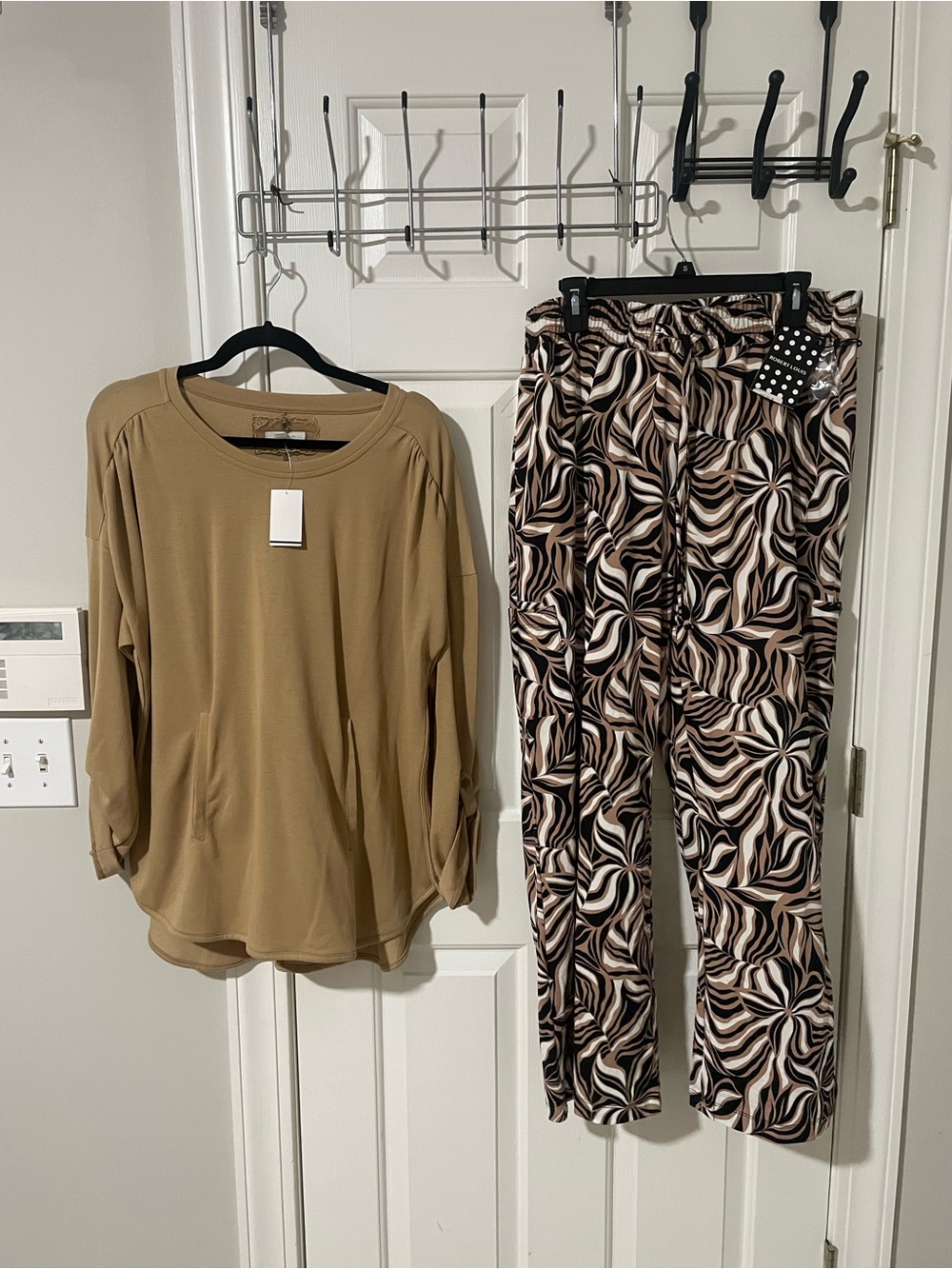 Women’s Tan Pull-On Pants with Black & Cream Swirl Print xl cupio xl top new